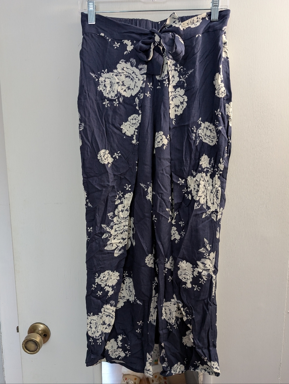 Maurices Women's Navy Blue Floral Print Pants XS